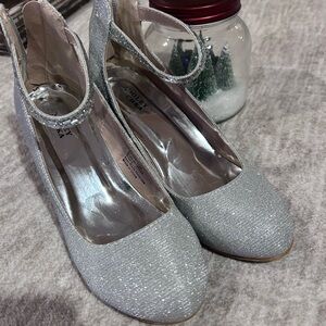 Girls dress up shoes. Size 2.